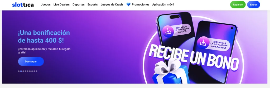 Banner promocional de Slottica que ofrece una bonificación de hasta 400 dólares por instalar la aplicación móvil para iOS o Android. Imagen con dos teléfonos y un regalo envuelto.